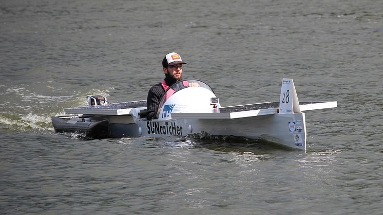 Das Solarboot "SUNcaTcHer" der TH Wildau während der 1. Wildauer Solarboot-Regatta 2015.