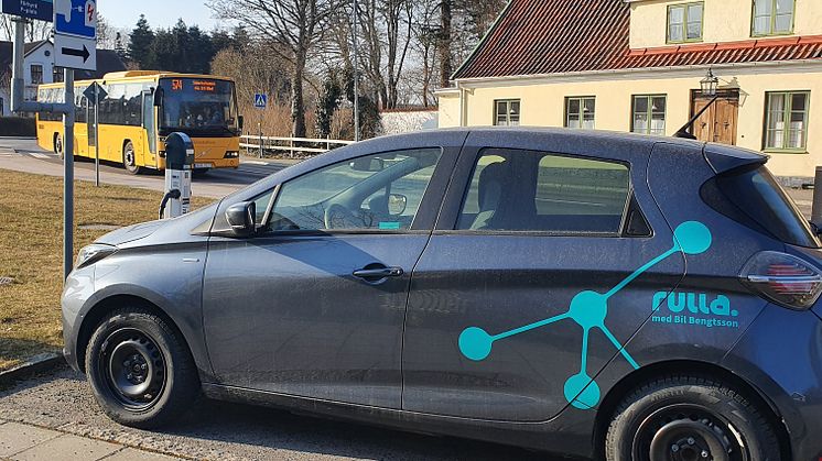Rullabil Brösarp med buss i bakgrunden