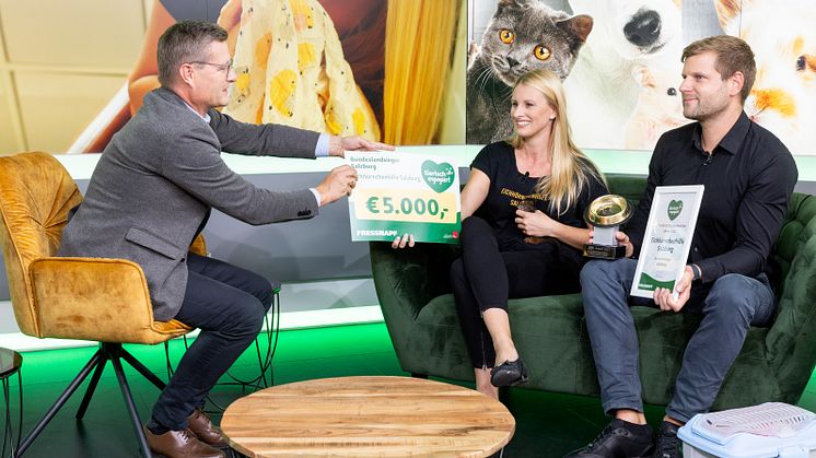 Salzburger Tierschutz-Engagement des Jahres: Hermann Aigner, Geschäftsführer Fressnapf Österreich, übergibt den Goldenen Fressnapf an Carmen Haslinger und Christian Pusterhofer ﻿vom Verein Eichhörnchenhilfe Salzburg