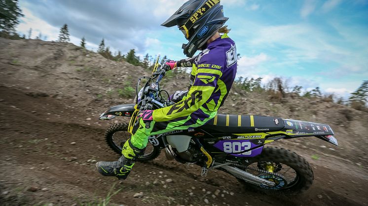 Amanda in action. Enduro at best.