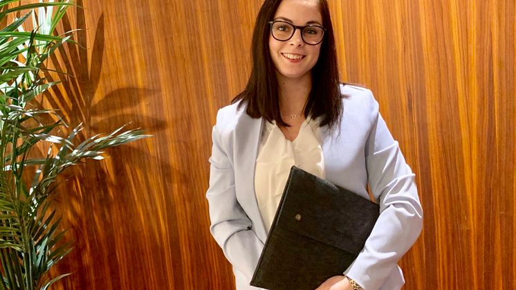 Familjejuristen Jenny Henricson på Verahill bjuder gärna på alla hjärtans dag-godis, men ännu hellre på juridisk rådgivning och kanske ett samboavtal.