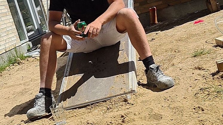 21-årige Jonas Snejbjerg får sit svendebrevet i denne måned, men allerede nu ved han, at han ikke kan arbejde som murer hele livet. Det fysiske arbejde har sat sine spor, og han efterlyser konkrete råd for, hvordan man passer på sin krop. Foto; PR