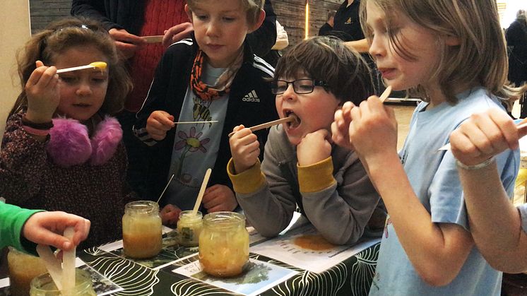 Barn från Kastanjeskolan provar Honungsbaren hos Svenska Bin