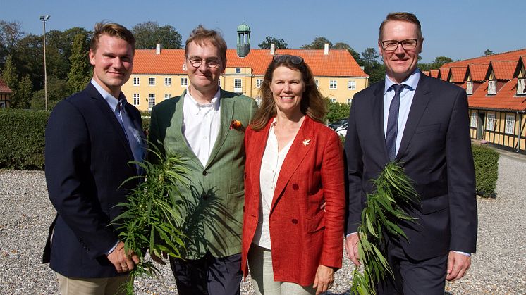 Fra venstre: Alexander Gamborg, Stig Gamborg og Anne Sophie Gamborg fra Møllerup Brands og Koncernchef i Danish Agro, Henning Haahr.