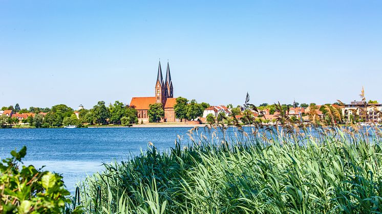 Ein imposanter Kirchenbau ist im klassizistischen Teil von Neuruppin zu finden: Die Pfarrkirche St. Marien. Das einstige Gotteshaus ist heute ein Kultur- und Kongresszentrum. Foto: TMB-Fotoarchiv/Steffen Lehmann.