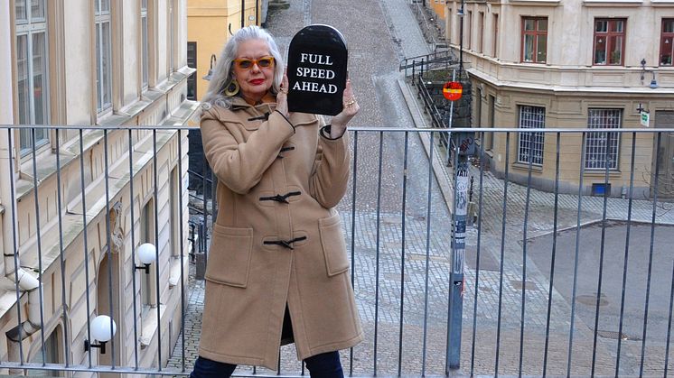 Kontnären Marianne Lindberg De Geer med ett verk ur serien "Jag tänker på mig själv - och min familj". Foto: Rebecca Afzelius