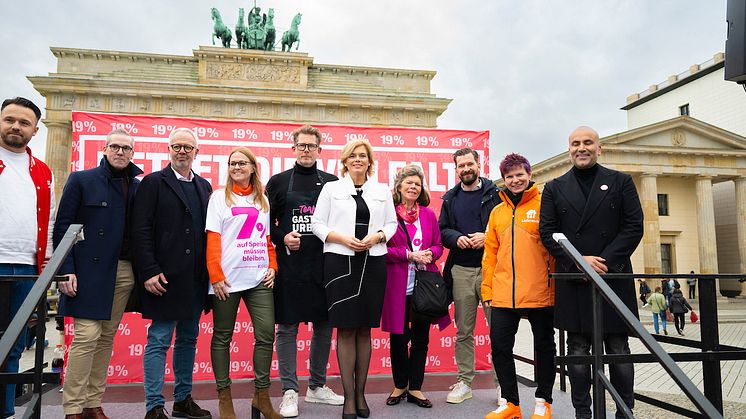 Ein breites Bündnis traf sich zur Kundgebung am Brandenburger Tor, um die Regierung noch einmal mit Nachdruck auf die Notwendigkeit der Entfristung der Mehrwertsteuer hinzuweisen.
