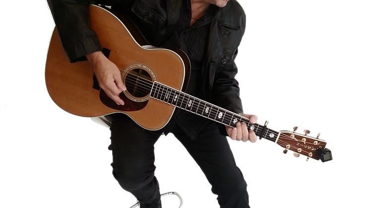 ROGER RÖNNING SLÄPPER SITT 13:E ALBUM  ”VI LÄGGER PUSSEL” VÅREN 2015!