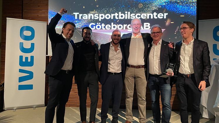 Transportbilscenter i Göteborg utsågs till årets återförsäljare i Sverige. På bilden från IVECO:  Håkan Jönsson (nr 1 från vänster), Anders Nilsson (4) och Victor Alvarsson (6). Från TRBC: Dilan Kader (2) Miran Rostam (3) och Dennis Blomberg (5).