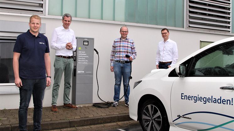 Bei Bette in Delbrück kann jetzt Strom getankt werden, freuen sich (v. l.) Patrick Sandbothe, Nachhaltigkeitsbeauftragter, und Thilo Pahl, Geschäftsführender Gesellschafter bei Bette, sowie Wilhelm Engemann und Andreas Stoller, Projektleiter bei WW.