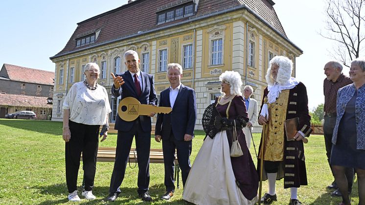 Schlüsselübergabe: Das Jagdhaus Kössern wurde am 30. April 2024 wiedereröffnet - Foto: Thomas Kube