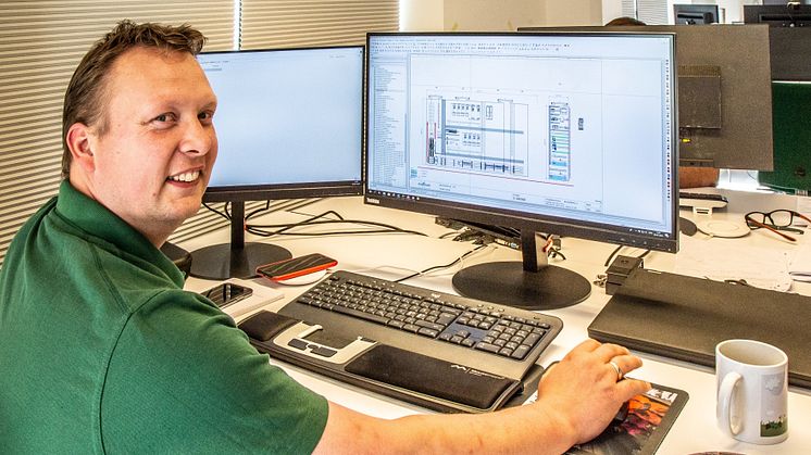 Søren Frier, KL Automatik ApS, der er certificeret som EPLAN certified engineer, arbejder i EPLAN med engineering af styreskabe og tavler.