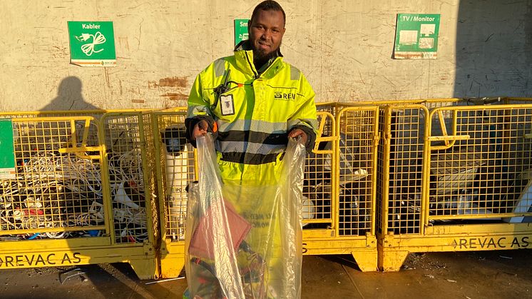 Kundeveileder Nasir Hassan tar imot sortert og synlig avfall på Haraldrud gjenbruksstasjon.