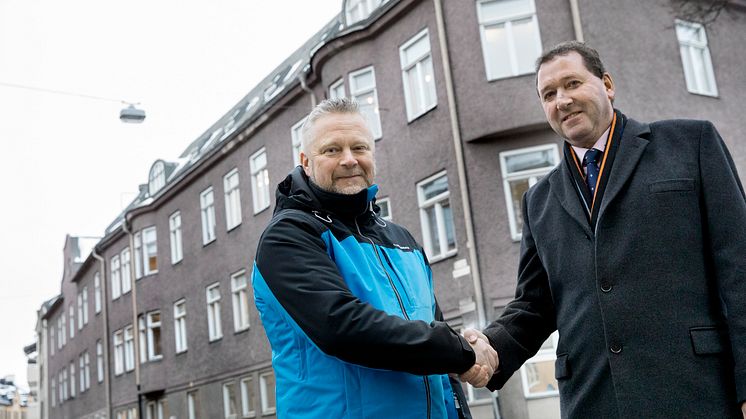 Per Wallstedt, vd Byggtema och Ulf Rohlén, vd Örebrobostäder tar i hand efter beslut om försäljning av delar av kvarteret Ryttaren.