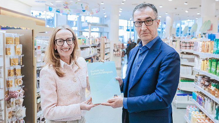 Kerstin Erbe überreicht Cem Özdemir neuen dm-Nachhaltigkeitsbericht