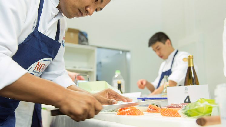 Das beste aus zwei Welten: perfekte Schnitttechnik in japanischer Sushi-Tradition und norwegischer Lachs.