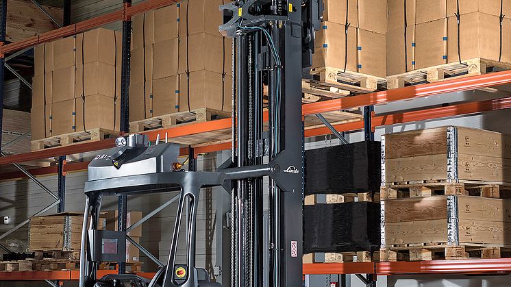 Den självgående skjutstativtrucken Linde R-MATIC transporterar gods med en vikt på upp till 1,6 ton automatiskt på höglager och kan på egen hand lasta och lossa godset på lyfthöjder upp till tio meter.
