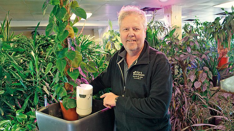 Göran Svensson, ägare och grundare av Växt & Miljödesign lanserar Airwasher i folkhemmen.