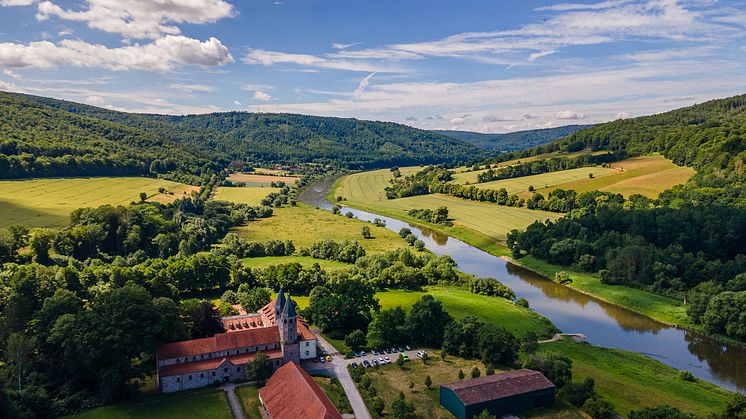 Blick auf die Weser im Weserbergland.jpg