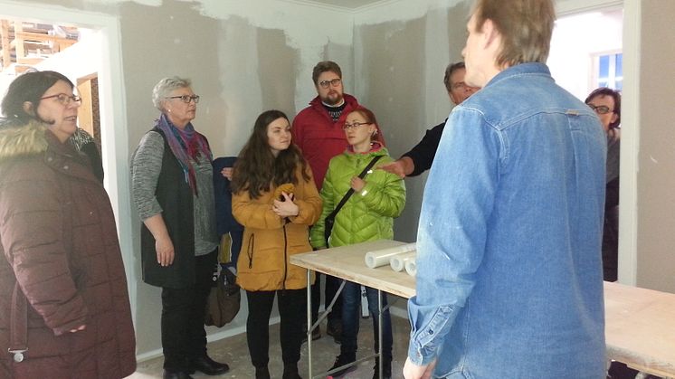 Här besöker projektdeltagarna måleriutbildningen där Urban Karlsson (till höger i bild) berättar hur man jobbar med branschvalidering för MYN, Målarnas yrkesnämnd.