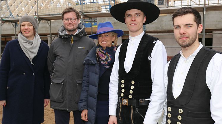 V.l.n.r.: Claudia Hoeschen, Leiterin Grundschule Louisenlund, Dr. Peter Rösner, Leiter Stiftung Louisenlund, Ingeborg Prinzessin zu Schleswig-Holstein, Vorsitzende Stiftung Louisenlund, Melf Görrissen und Marten Köhler, Baufirma De Hansen’s 