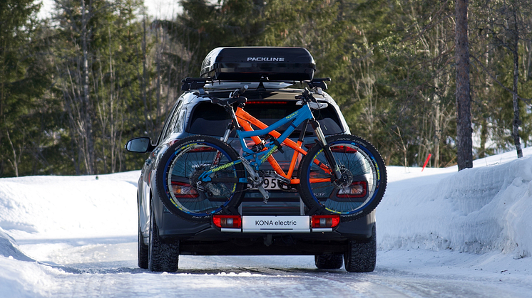 Hyundai Kona Electric med sykkelstativ på lastekrok. Foto: Hyundai