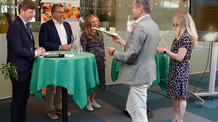 Martin Ådahl (C), Mattias Jonsson (S) och Jessica Rosencrantz (M) tar emot Svemins uppdaterade Klimatfärdplan av Svante Axelsson, nationell samordnare Fossilfritt Sverige och Maria Sunér, vd Svemin. 
