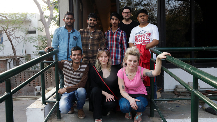 Teamet som bygger utställningen Ung Svensk Form 2017 i Ahmedabad. Katja Beckman och Maja Michaelsdotter Eriksson (i mitten resp. t.h längst ned) som också är representerade i utställningen, är på plats.
