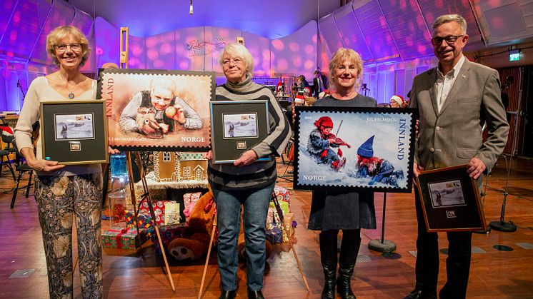 Julefrimerkene 2019 ble lansert før en konsert med  KORK i Store Studio, med julekalendre som tema. Fra venstre Anniken og Vibeke Kolstad (døtre av Henki Kolstad), Gudny Ingebjørg Hagen og frimerkedirektør Halvor Fasting. Foto: Håvard Jørstad