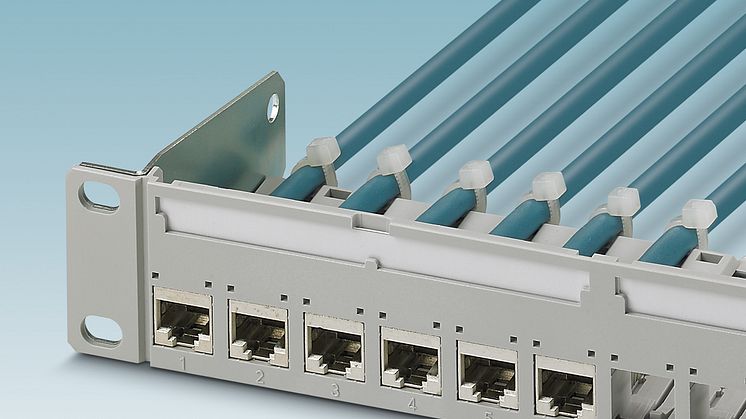 Compact patch bays for RJ45 modules