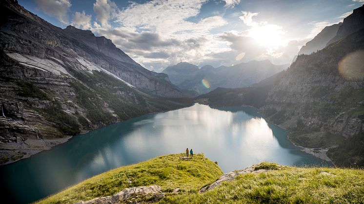 Wanderer am Oeschinensee (c) TALK Tourismus Adelboden Lenk Kandersteg AG