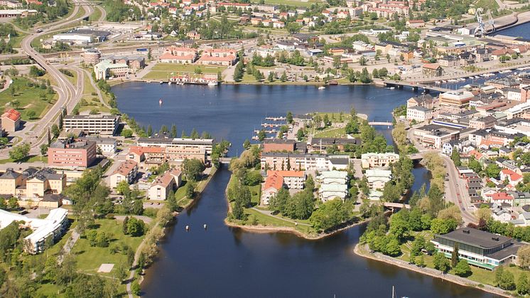 Mellanholmen och gästhamnen vid Kanaludden i förgrunden och Västra kanalen med farleden och den nya bron. Från Mellanholmens södra udde blir det båtbio den 12 juli. 