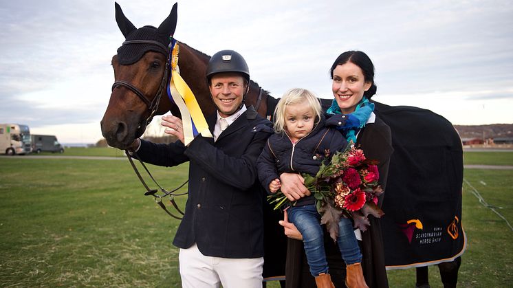 Jens Fredricson med familj efter vinsten i Jönköping Grand Prix