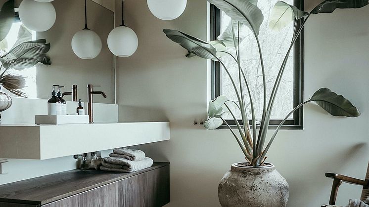 Vi föll helt för det vackra handfatet från Silestone. Vår modell är 160 cm lång, heter Silence och är i färgen Silken Pearl.
