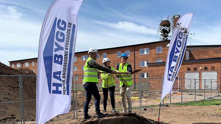Den 16 maj satte Mariastaden Projekt och HA Bygg spaden i marken i Klippan!  - Vi är nu väldigt glada över att byggstarta projektet och ser fram emot att utveckla fler bostäder i kommunen, säger Johan Sjöstedt i Mariastaden Projekt