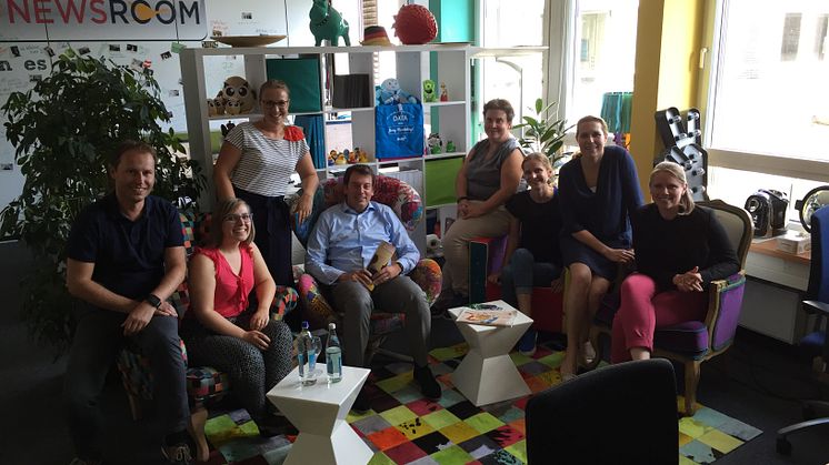 Gemütlich und kommunikativ - der AccorHotel Newsroom & das Newsroom-Team