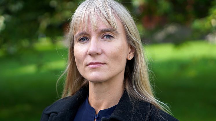 Frida Beckman, profssor i litteraturvetenskap, leder samtalen i Studio Anekdot. Foto: Magnus Bremmer