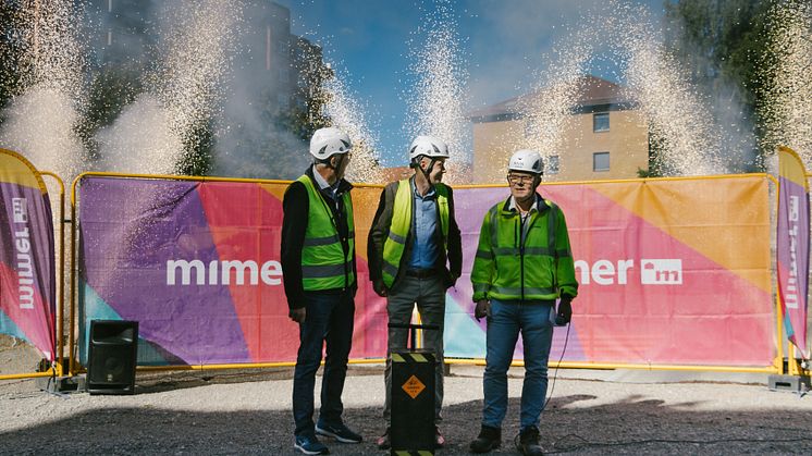 90 nya bostäder i centrala Västerås fick en pangstart när byggstarten firades effektfullt. På bilden ses Mikael Källqvist, VD Bostads AB Mimer, Jesper Brandberg, Styrelseordförande Bostads AB Mimer och Mats Eriksson, VD Asplunds Bygg.