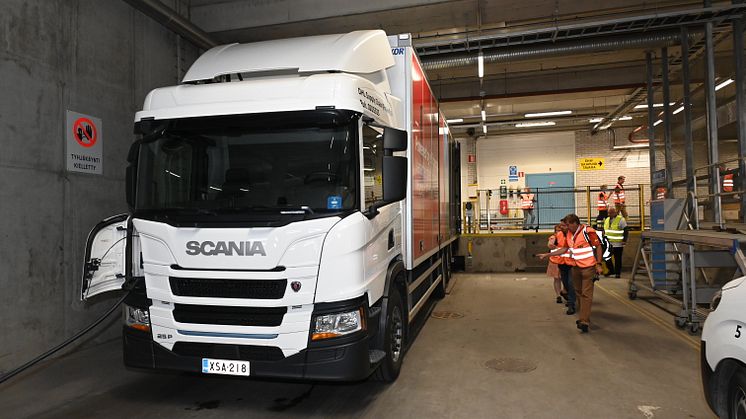 Sähkökuorma-autoja ladataan kuormaa purettaessa ja lastattaessa. Näin saadaan ketju kulkemaan katkeamattomana.