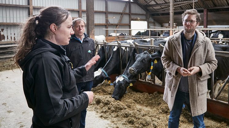 Im Gespräch: Marlen Biß, Walter Lausen (beide Arla Landwirt:innen) mit Landwirtschaftsminister Jan Philipp Albrecht
