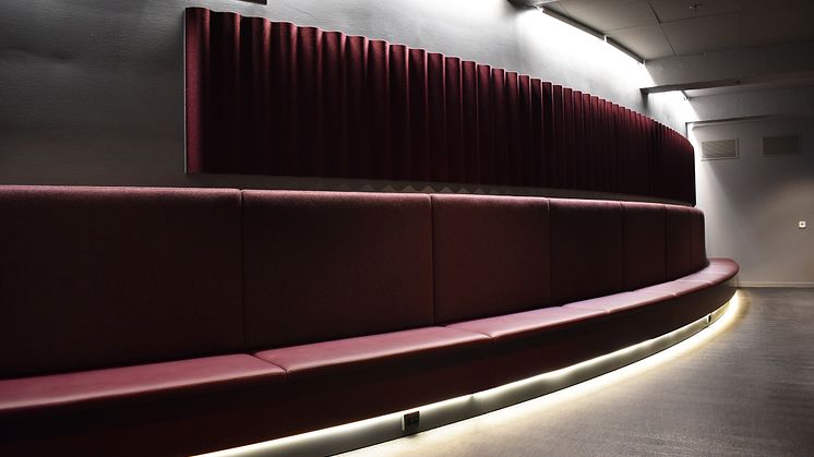 Sittplatser utanför restaurangen.JPG