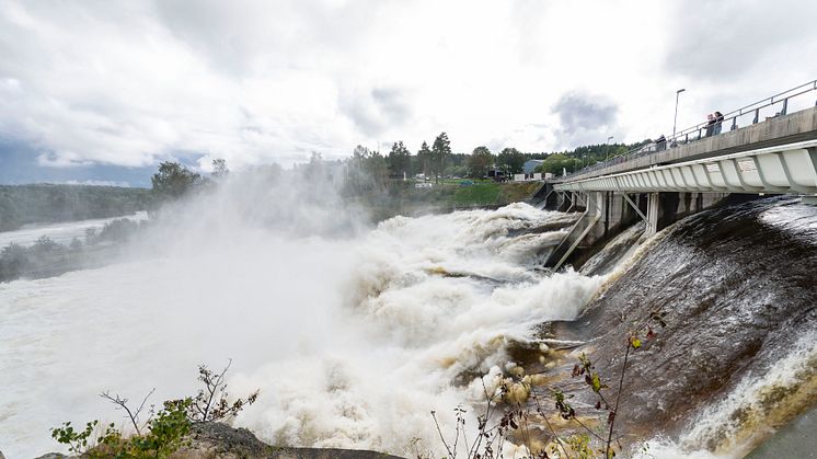 Nidelva var et mektig skue under «Petra», her ved Rygene kraftstasjon