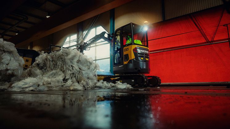 Volvo ECR25 Electric hanterar plast