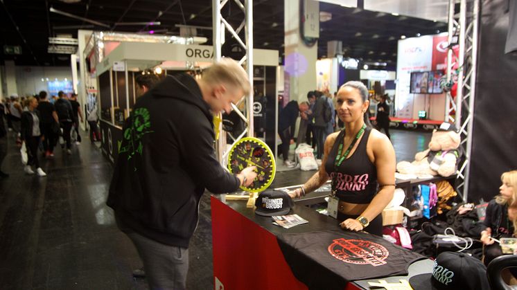 Satire Gym sammelt für Bärenherz auf der FIBO in Köln