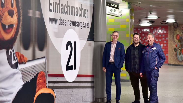 Ulrich Jaeger (Verkehrsvorstand) mit Tom Burkhardt und Frank Römisch an der neuen Werbefläche