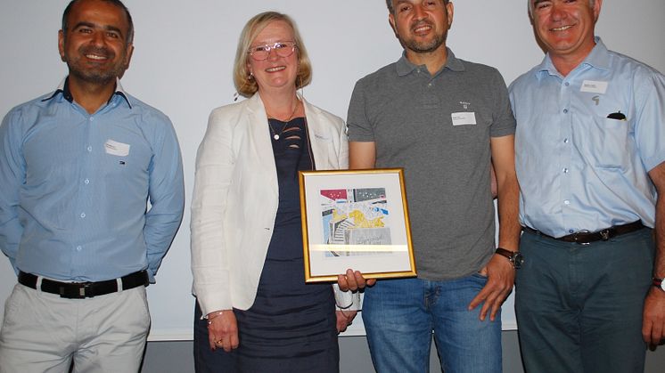 Göta Lejons vd Annika Forsgren delade ut Lejonpriset till Gårdstensbostäders representanter Jehan Mansour, Galeb Tajb och Bashkim Fetahi.