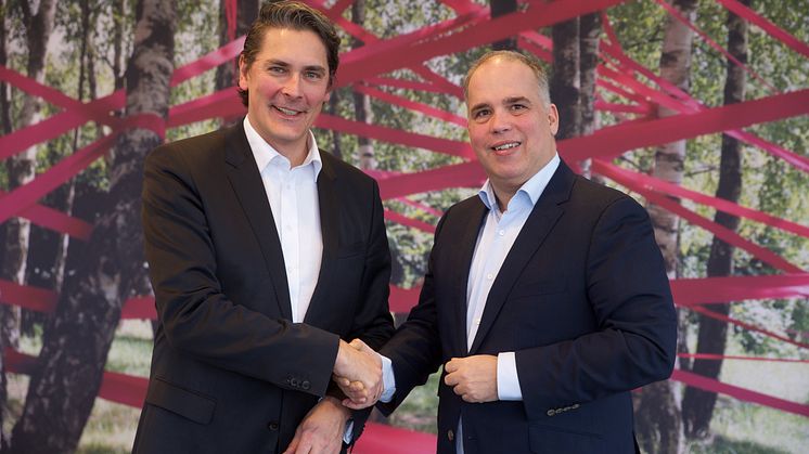 Glasfaserkooperation zwischen Deutsche Glasfaser und der Deutschen Telekom: Handschlag zwischen Uwe Nickl, CEO von Deutsche Glasfaser und Dirk Wössner, Vorstand Telekom Deutschland. (Telekom)