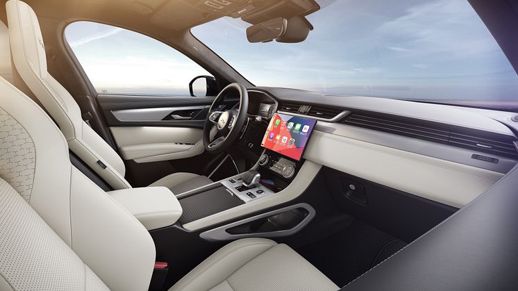 Jag_F-PACE_22MY_07_Light_Oyster_Interior_Wireless_Apple_CarPlay_110821