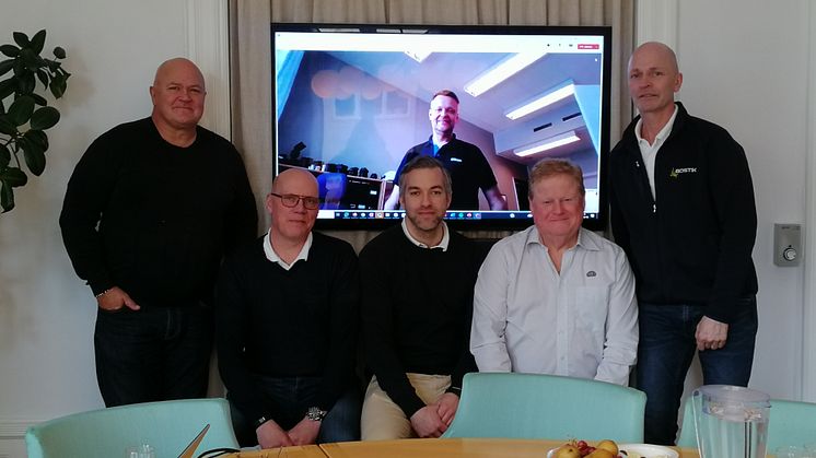 Ledamöterna i nya arbetsgruppen GAL ska ta tag i branschens limfrågor. Fr vä Lars Wadenholt, Sika (ordf), Robert Andersson, Kiilto, Patrik Nordahl, GBR, Henrik Pettersson, Uzin (på skärm), Anders Brandell, Ardex och Thomas Davidsson, Bostik.
