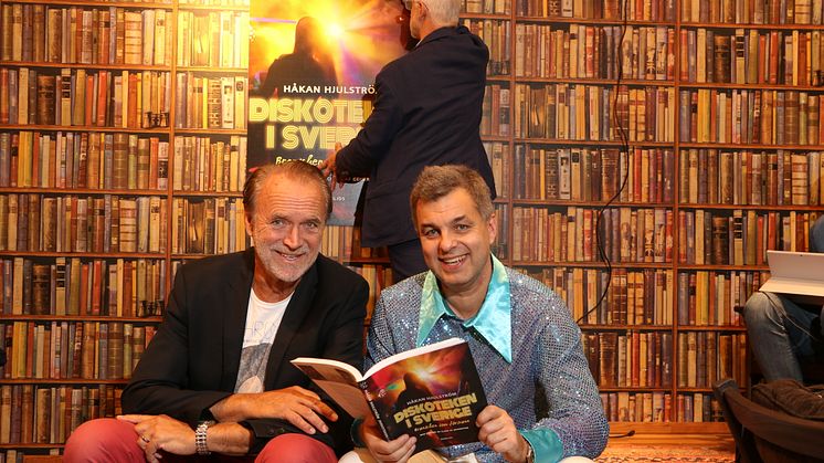 Claes Clabbe av Geijerstam och Håkan Hjulström med boken Diskoteken i Sverige